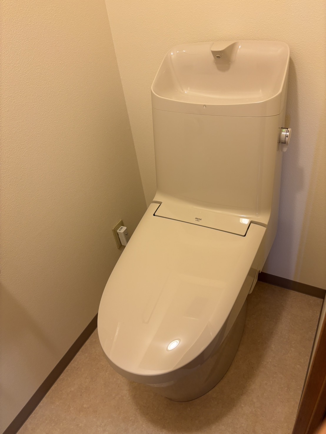 「古いトイレが、清潔で快適な空間に生まれ変わりました」