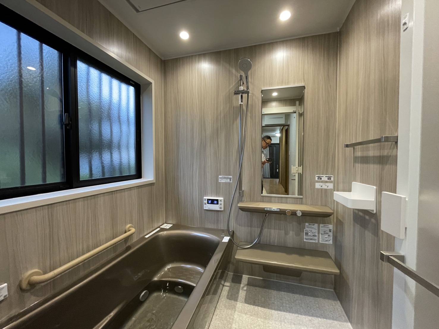 既存UBから新UBへ交換(木目調で落ち着くバスタイム)