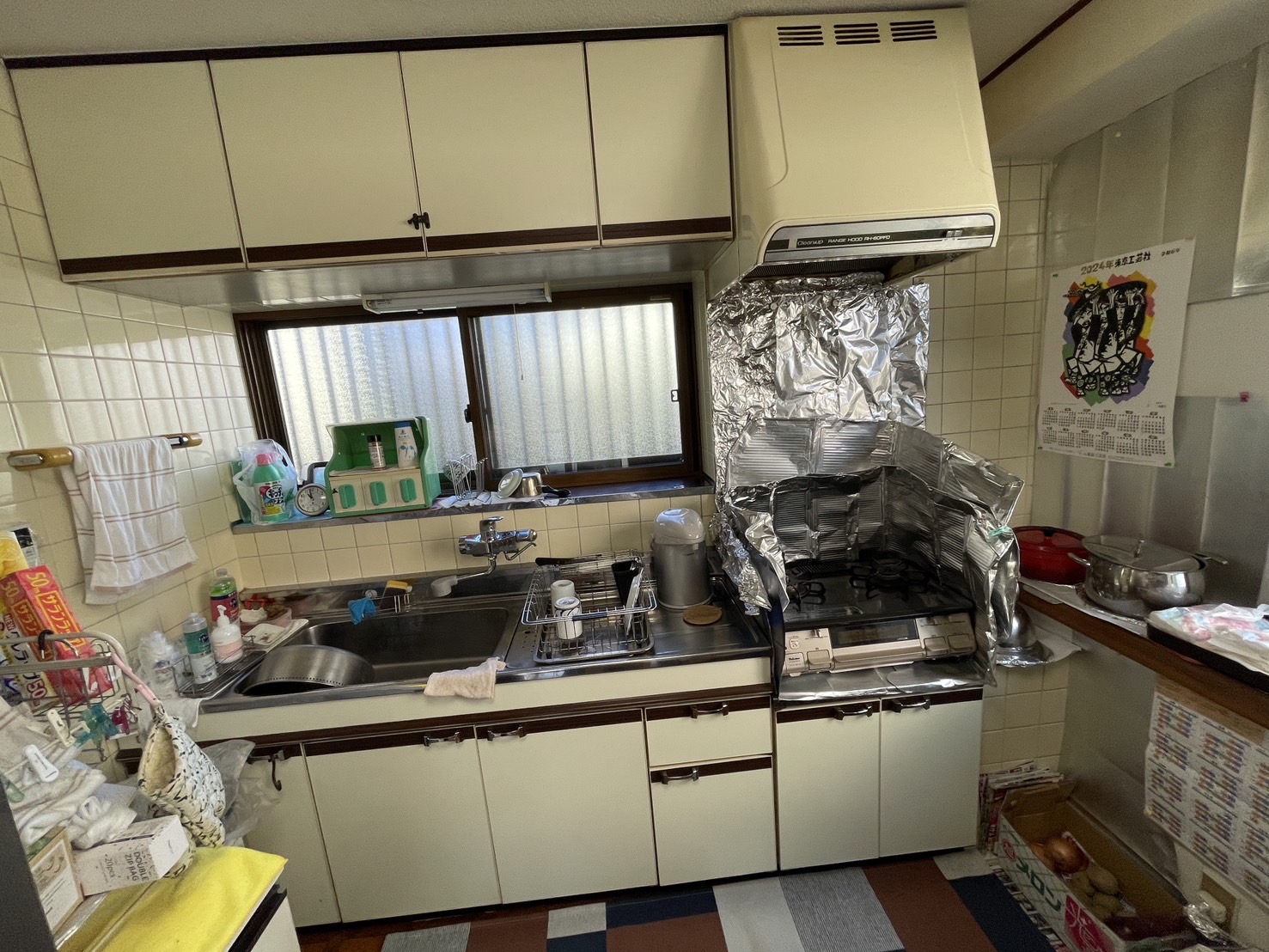 施工前:経年劣化した昭和スタイルのキッチン
