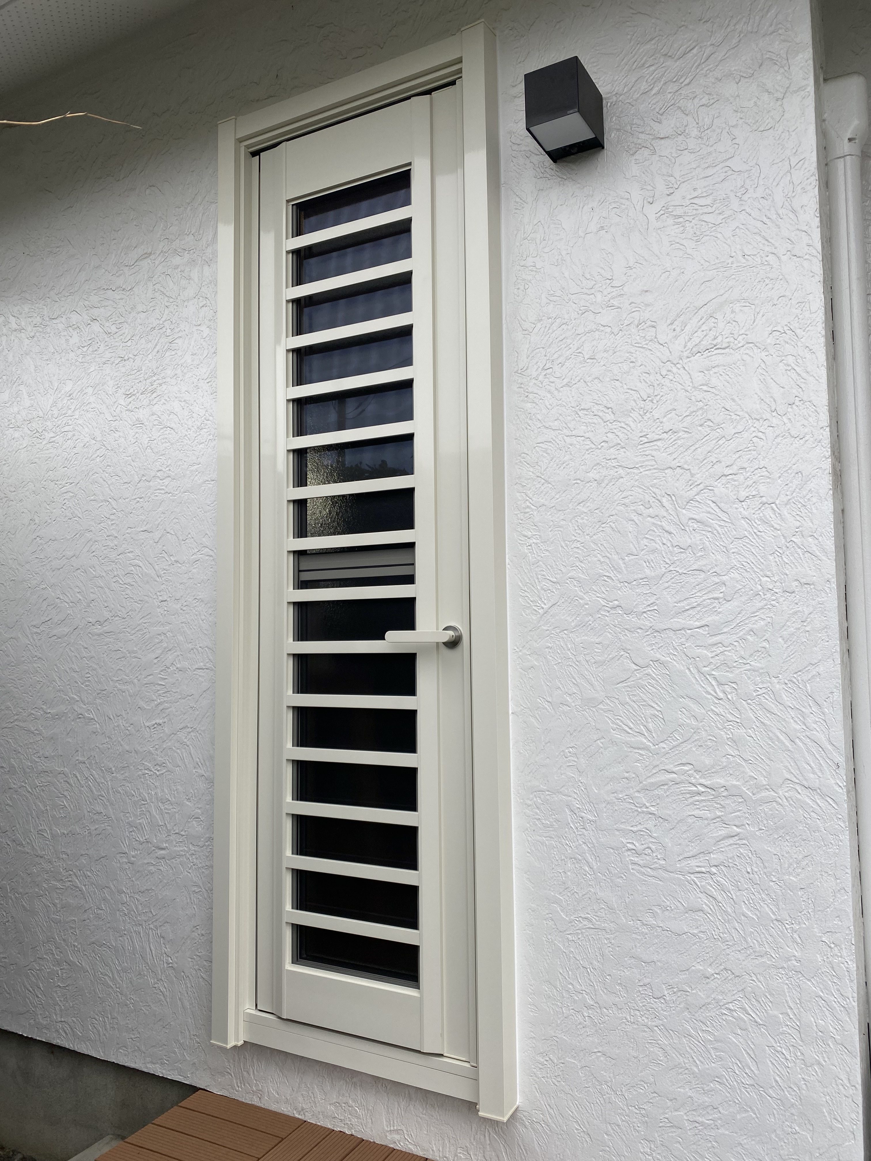 カバー工法で勝手口窓工事