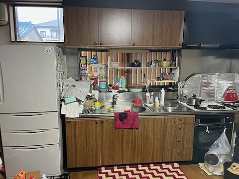 施工前: 物であふれたキッチン