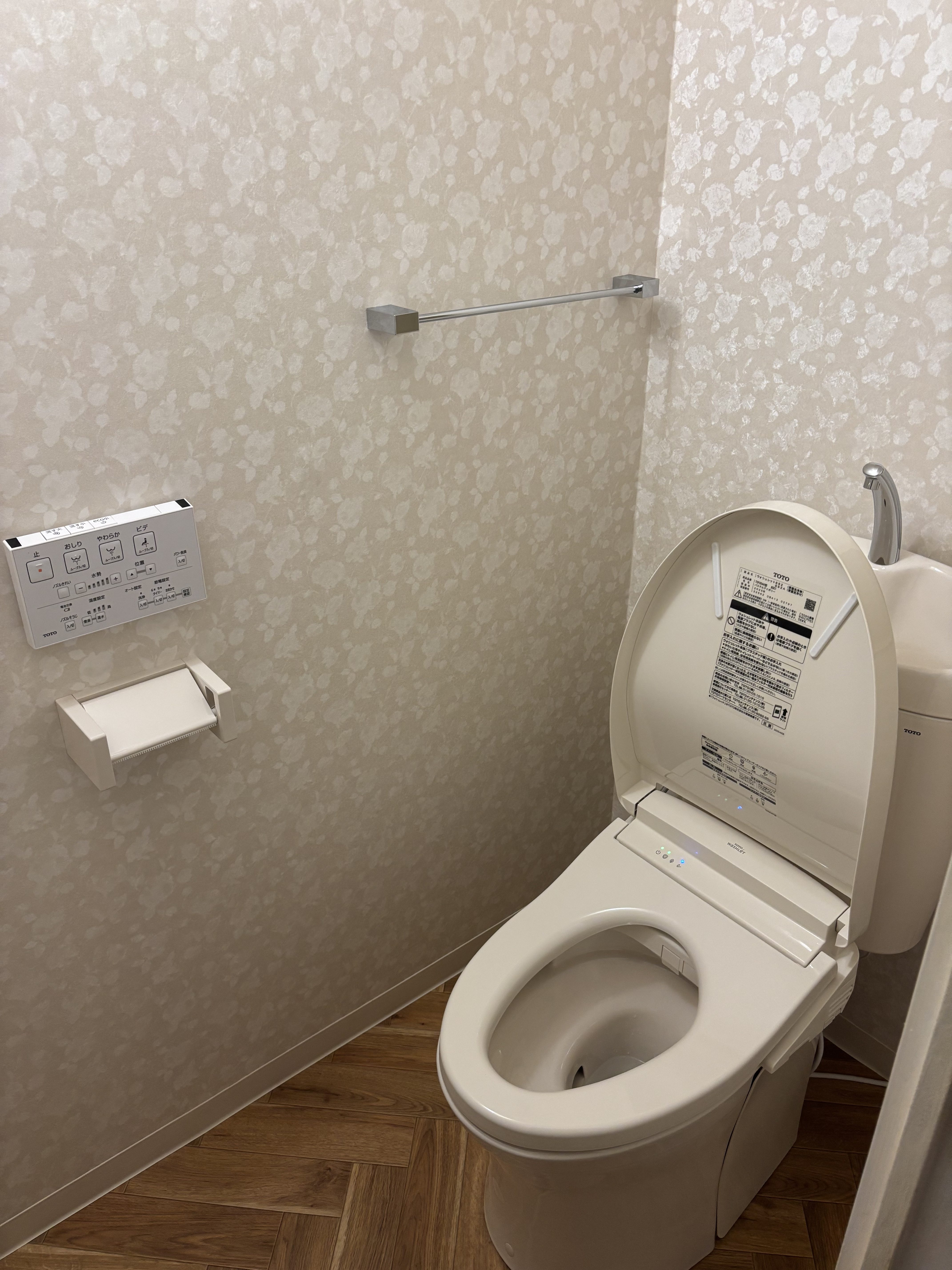 木目と花柄でつくる、やさしいトイレ時間
