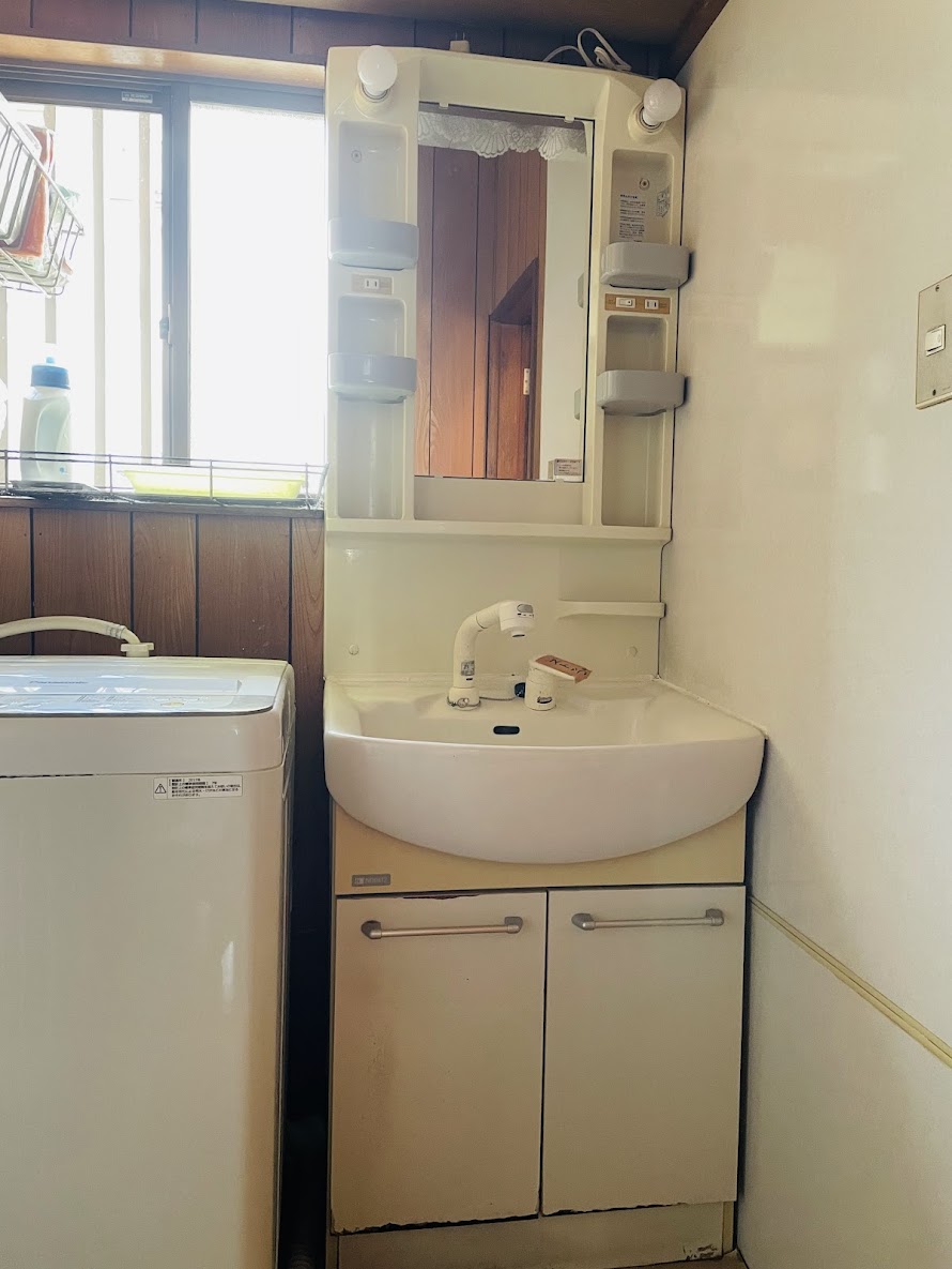 老朽化した洗面化粧台を明るい雰囲気に